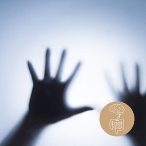 Symbolbild Angst - zwei Hände an Scheibe. Neurochemie der Angst: GABA, Serotonin und moderne Therapieoptionen